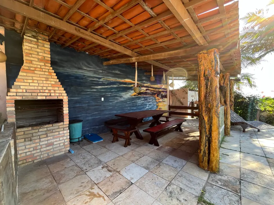 Churrasqueira de tijolos com mesas de madeira