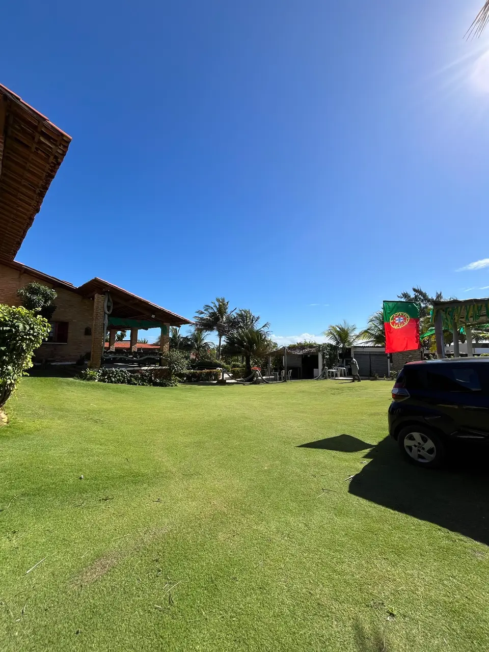 Espaço amplo de gramado ao redor da pousada