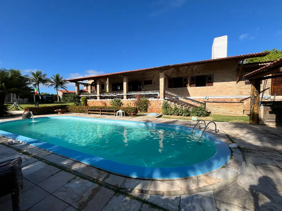 Vista ampla da piscina e do prédio principal