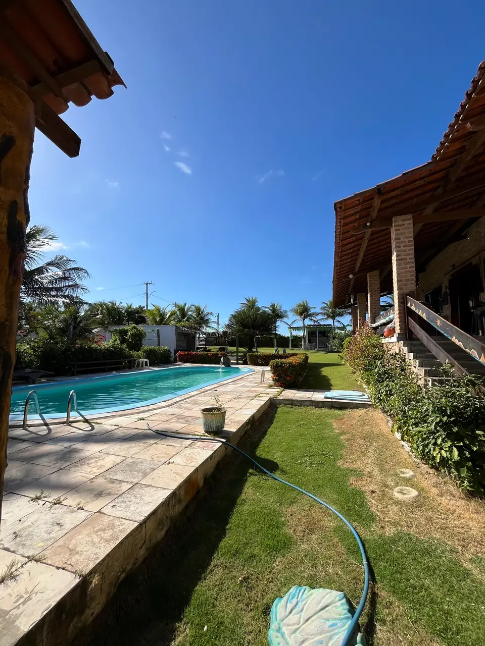 Piscina ao lado da escada para os quartos superiores
