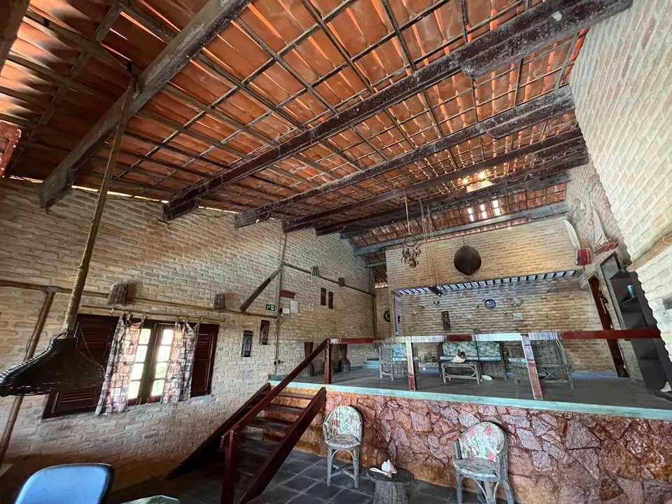 Mezanino do salão com telhado de madeira aparente