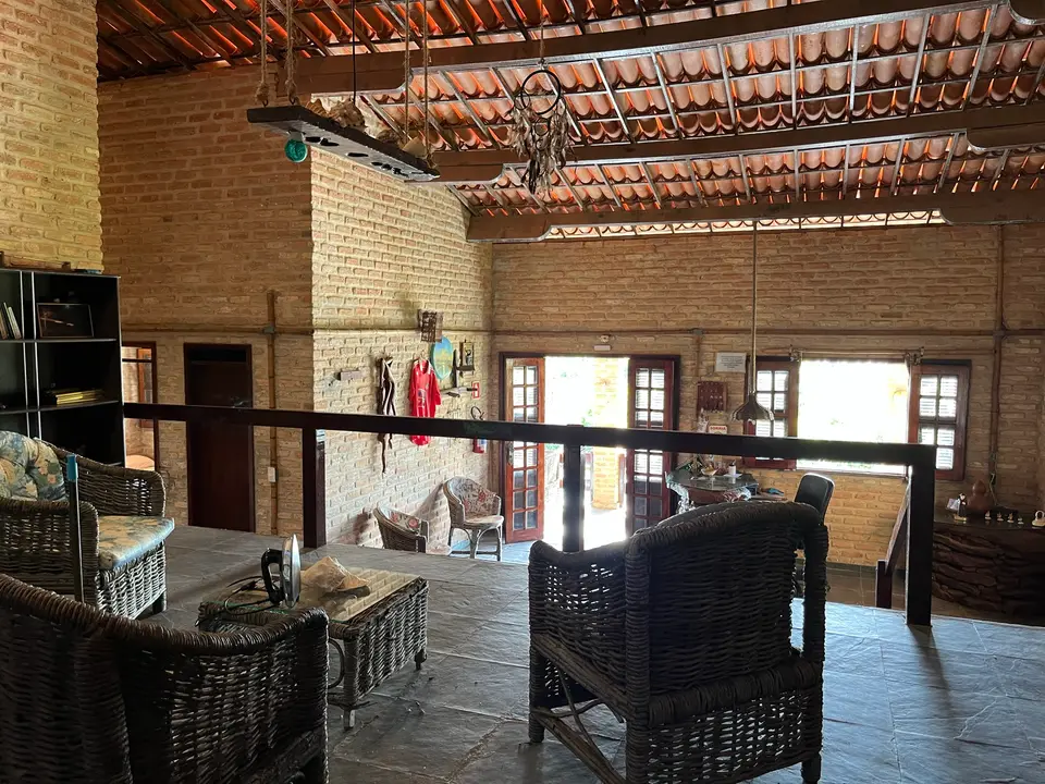 Sala de estar com poltronas e vista para a varanda